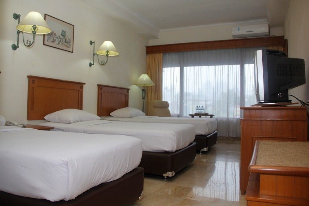 Hotel Parama Puncak Exteriör bild